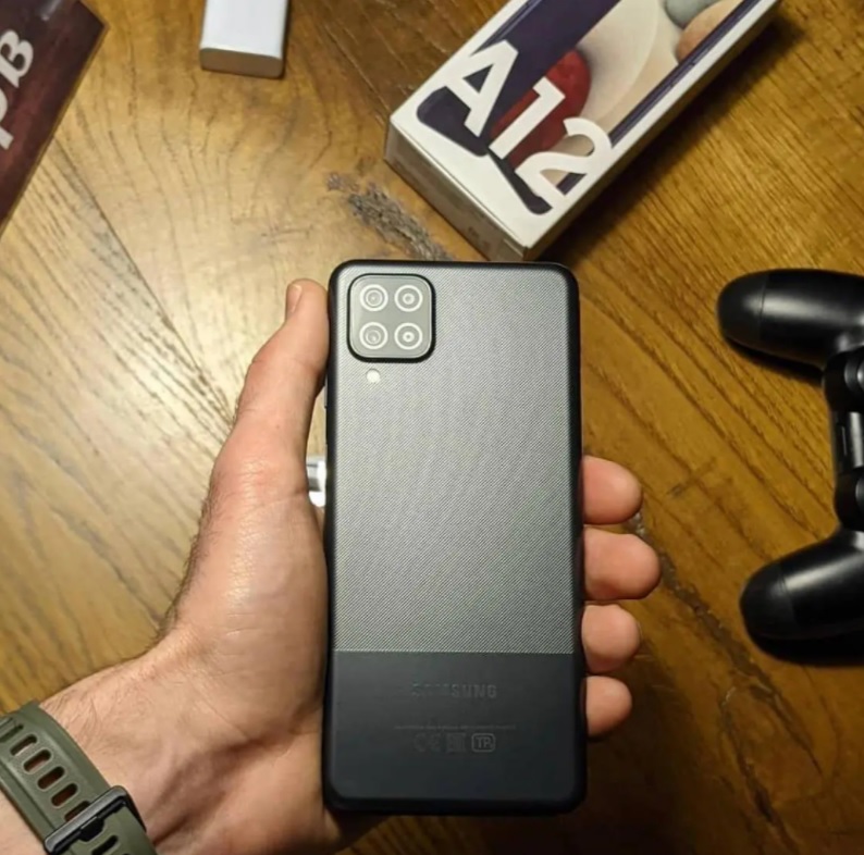 Smartphone Samsung Galaxy A12 64GB Azul 4G – Octa-Core 4GB RAM 6,5” Câm. Quádrupla + Selfie 8MP