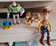 Toy Story Baú de Brinquedos do Andy, Conjunto de 4 Figuras de Ação Woody, Binóculos Lenny, Cachorro Slinky e Buzz Lightyear, Mattel