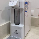 Purificador de Água Electrolux de Mesa Branco – Acqua Pure4x Água Gelada e Natural PE12B