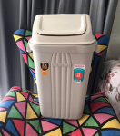 Lixeira Basculante Plástica, 30L, Branco, Sanremo na Amazon