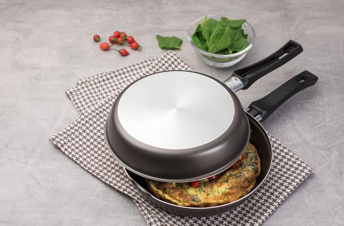 Omeleteira Tramontina Loreto em Alumínio com Revestimento Antiaderente Grafite - 20 cm na Extra