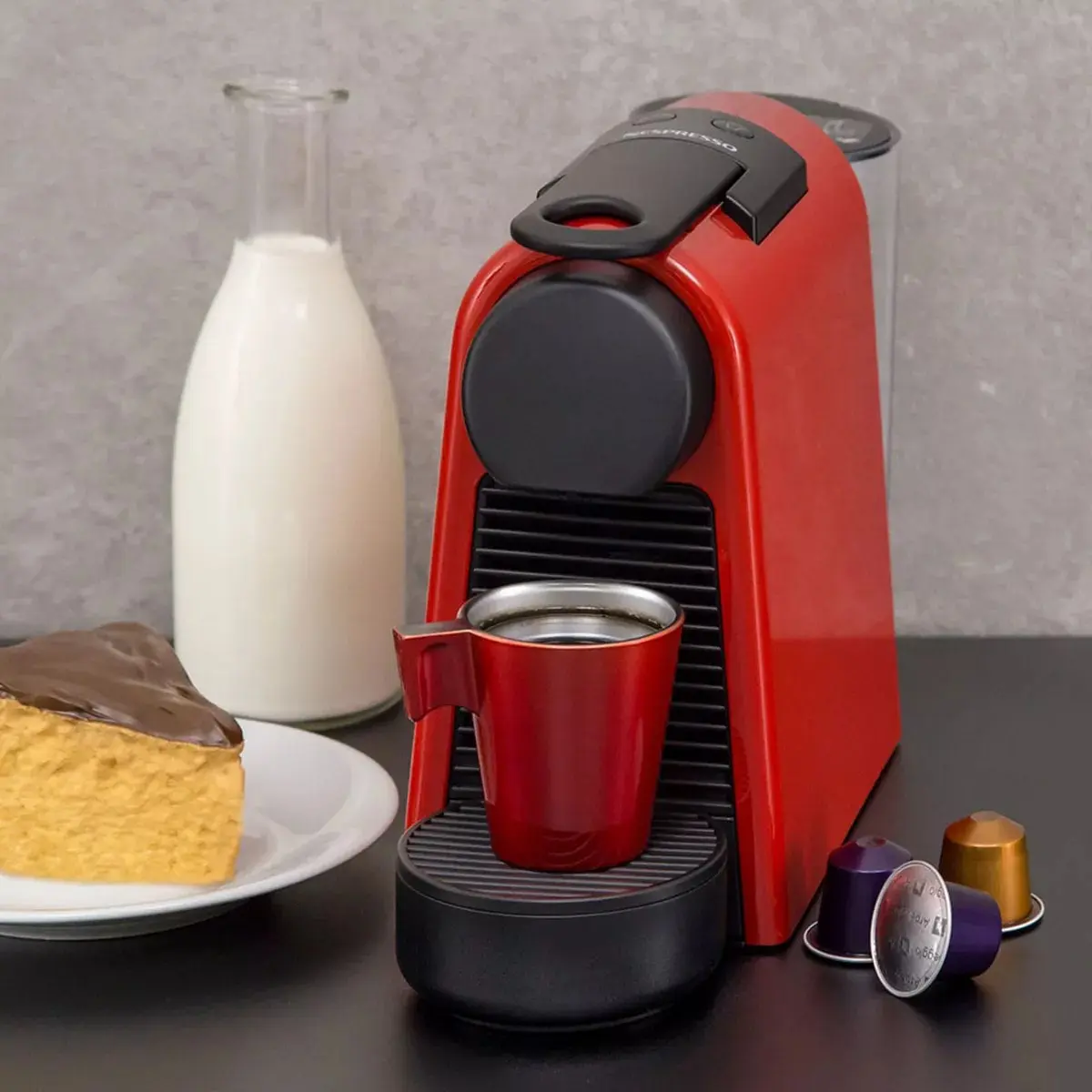 Máquina de Café Nespresso Essenza Mini D30 com Kit Boas Vindas – Vermelha na Extra