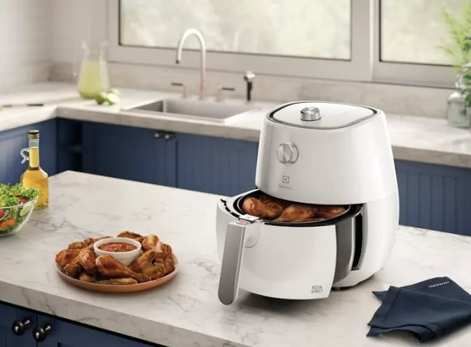 AirFryer Electrolux 3,2L Branca Efficient por Rita Lobo (EAF11) – Mecânica, 1400W na Electrolux