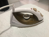 Ferro de Passar Roupa a Vapor Oster GCSTBS5907 – Branco e Dourado na Magazine Luiza