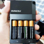 Carregador de Pilhas Recarregáveis AA e AAA DURACELL Com 4 Pilhas AA na Amazon