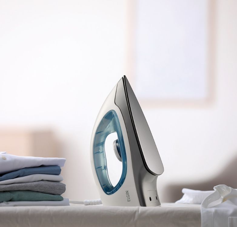 FERRO DE PASSAR A SECO IRON FORCE 1040W BRANCO COM AZUL FSE100 127V na Amazon