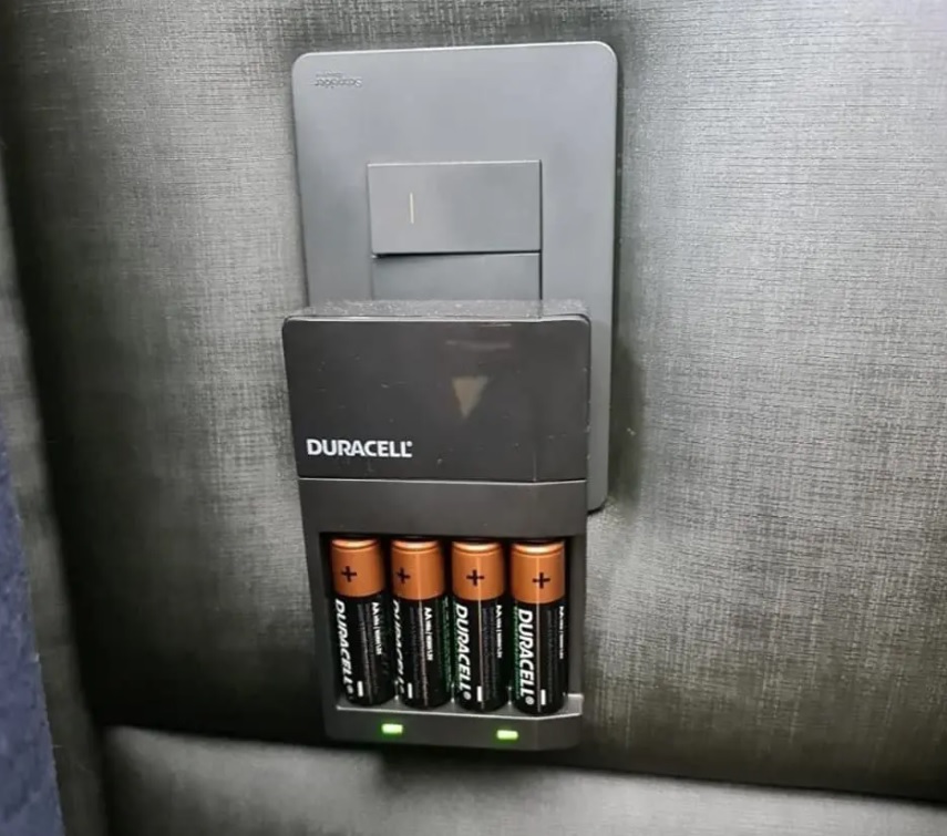 Carregador de Pilhas Recarregáveis AA e AAA DURACELL Com 4 Pilhas AA na Amazon