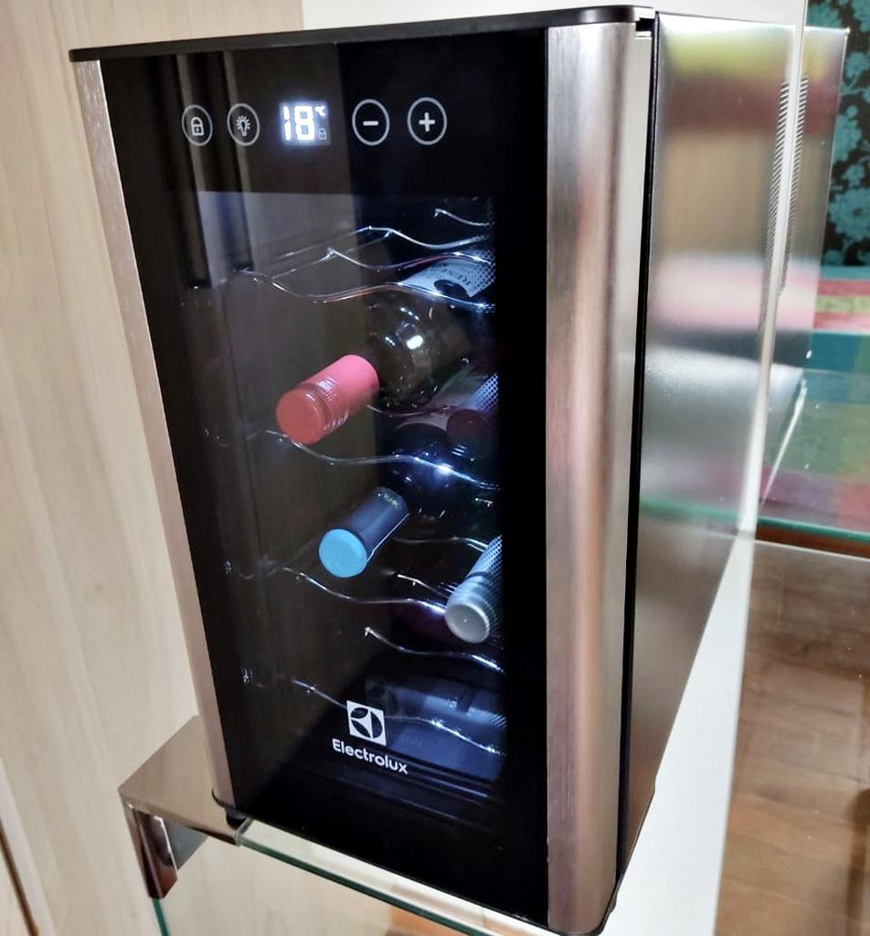 Adega Electrolux 8 garrafas 1 Porta Preta Acabamento em Alumínio (ACB08) – Bivolt na Electrolux