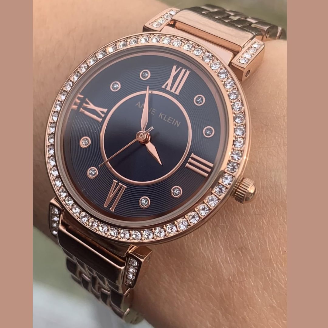 Anne Klein Relógio feminino premium com detalhes de cristal, AK/2928 na Amazon