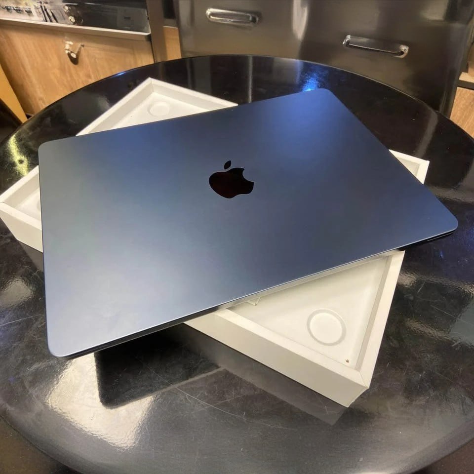 Apple 2024 MacBook Air (de 15 polegadas, Processador M3 da Apple com CPU 8‑core e GPU 10‑core, 16GB Memória unificada, 256 GB) na Amazon