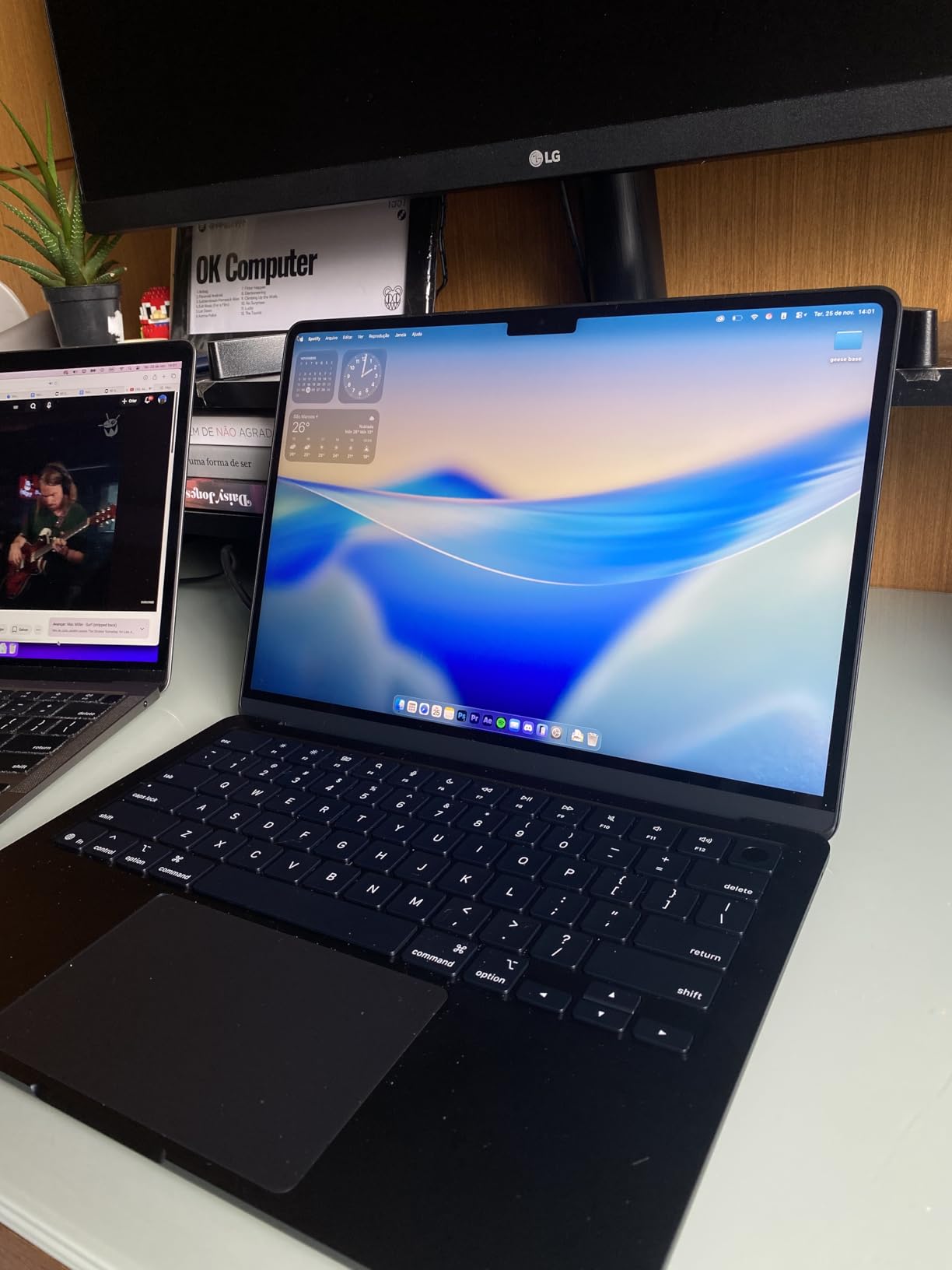 Apple 2025 MacBook Air (de 13 polegadas, Processador M4 da Apple com CPU 10‑core e GPU 8‑core, 16GB Memória unificada, 256 GB) – Prateado na Amazon