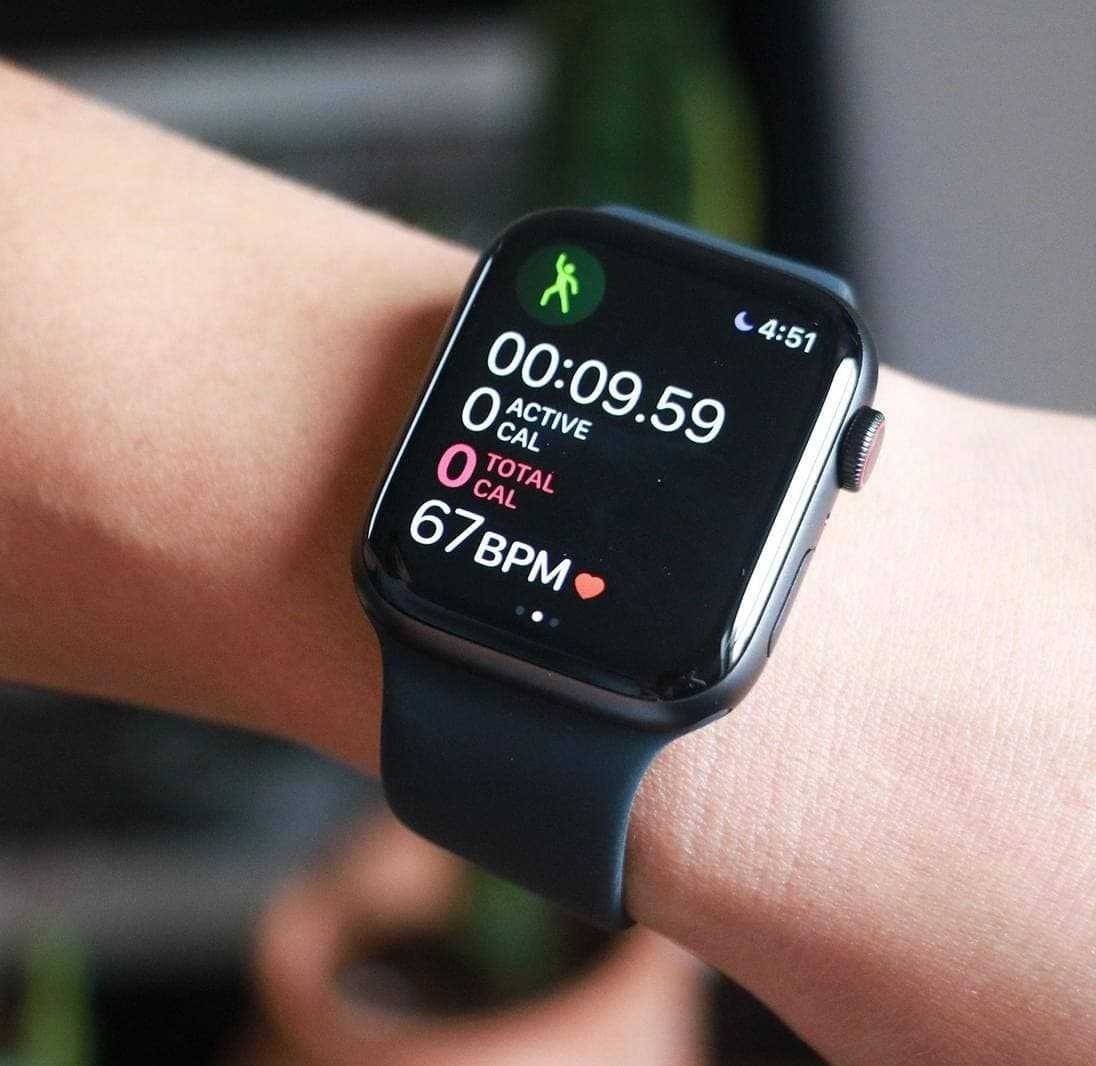 Apple Watch SE 44MM GPS, Case de Alumínio Dourado, Sport Band Estelar – MKQ53LL/A na Magazine Luiza