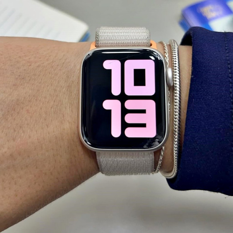 Apple Watch SE GPS • Caixa estelar de alumínio – 40 mm • Pulseira loop esportiva estelar na Amazon