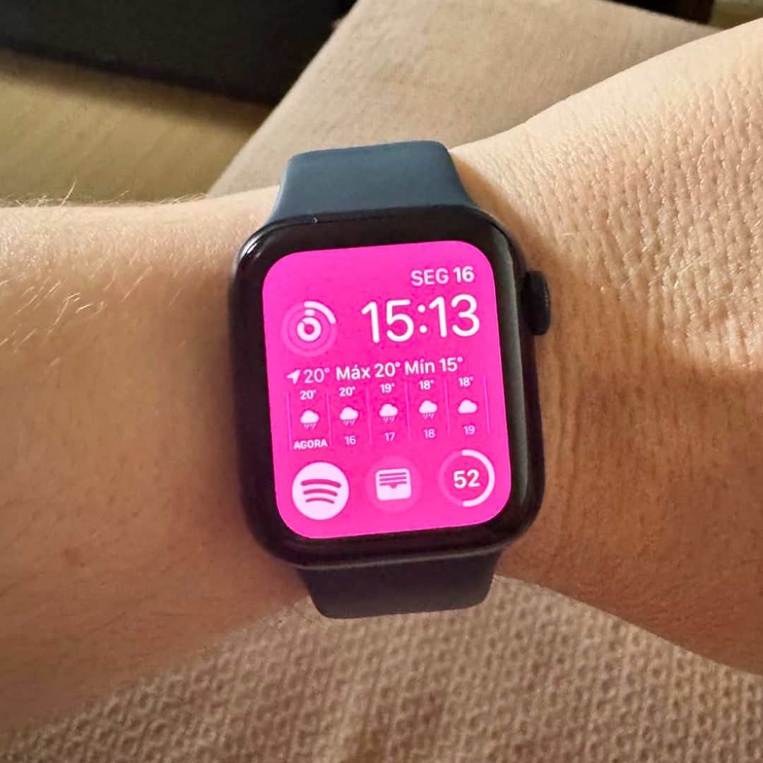 Apple Watch SE GPS • Caixa meia-noite de alumínio – 40 mm • Pulseira esportiva meia-noite – P/M na Amazon Apple Watch SE GPS • Caixa meia-noite de alumínio – 40 mm • Pulseira esportiva meia-noite – P/M na Amazon