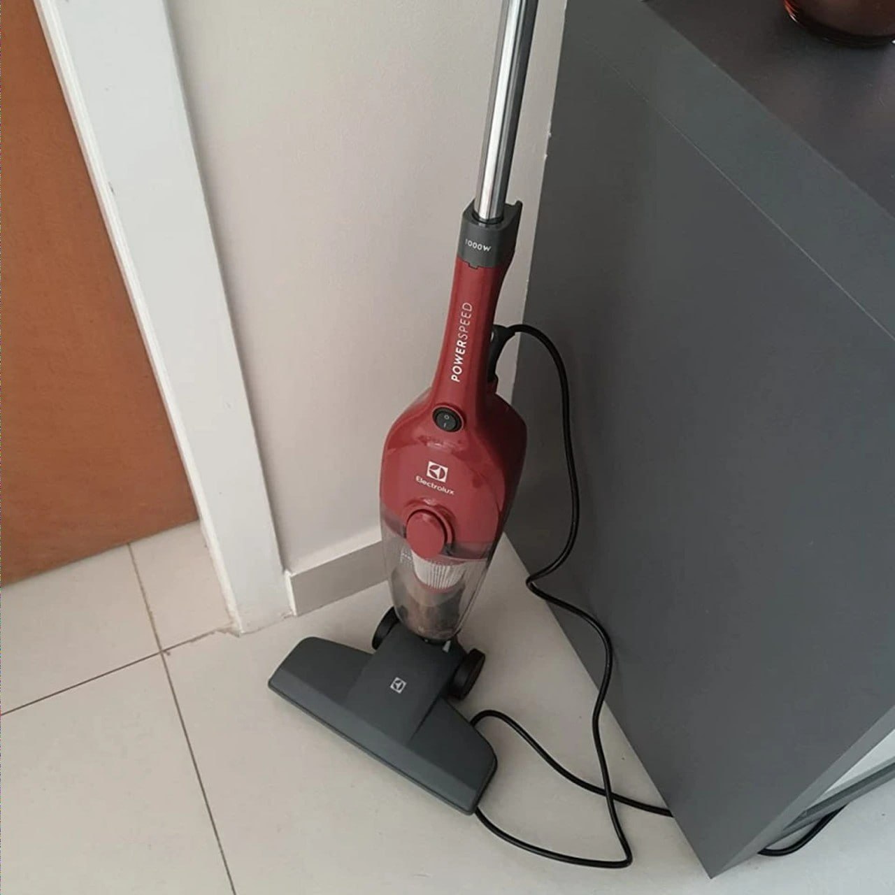 Aspirador pó vertical com fio portátil de mão 2 em 1 1100W cabo 5m capacidade 1,2L filtro HEPA Electrolux STK13 vermelho na Amazon