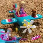 Barbie, Conjunto de Brinquedo, Chelsea Piloto de Avião com Aeronave de 2 Lugares e 7 Acessórios, Incluindo Cachorrinho e Adesivos na Amazon