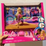 Barbie Profissões, Conjunto de Brinquedo com 1 Boneca Ginasta de Cabelo Loiro com Recurso de Salto com Giro, Trave de Equilíbrio e + de 10 Acessórios, Para Crianças A Partir de 3 Anos na Amazon