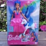 Barbie Um Toque de Mágica, Boneca Safira Edição Especial do 65º Aniversário da Barbie com Cabelo Azul, Acessórios e 1 Alicórnio (Unicórnio Alado) na Amazon