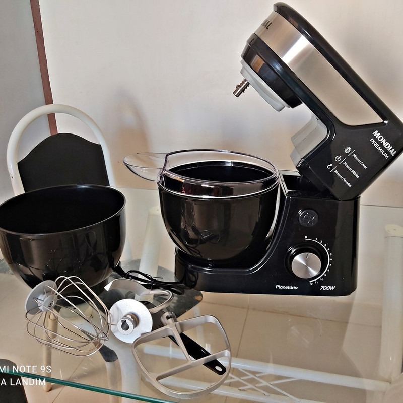 Batedeira Planetária Mondial Preto e Inox 700W – Premium 12 Velocidades na Amazon