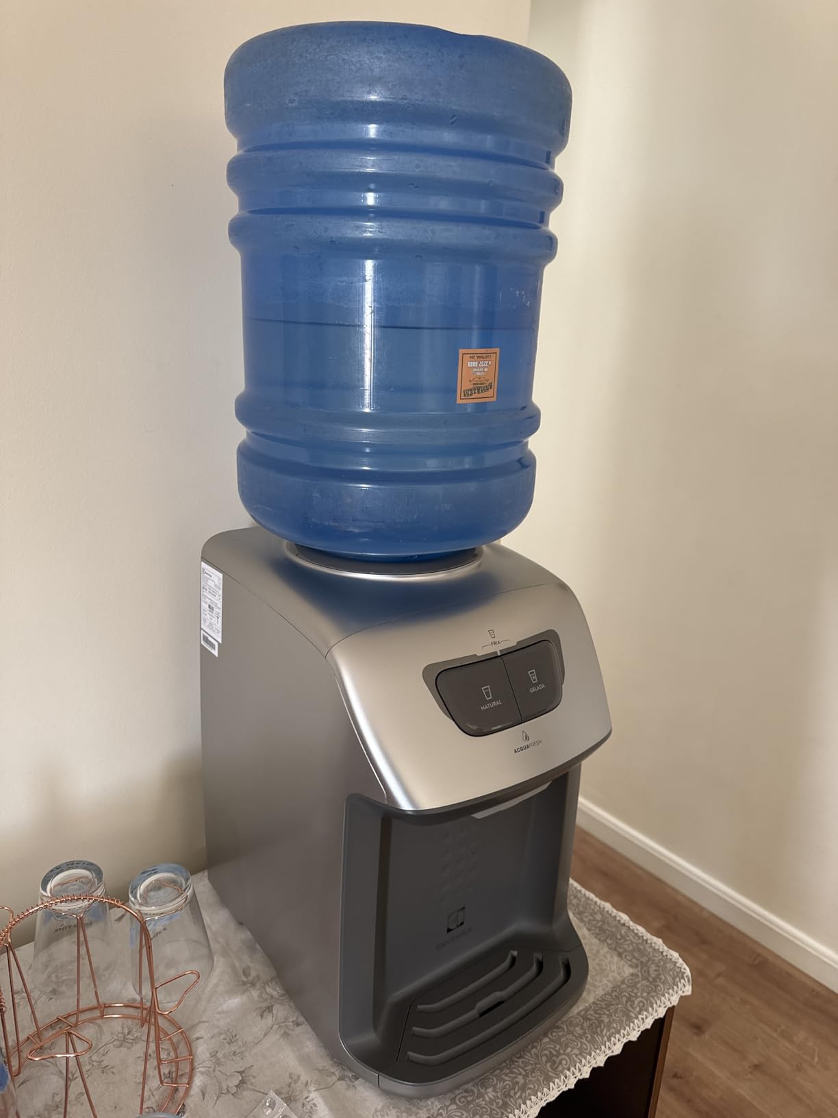 Bebedouro Electrolux de mesa bancada de Água Gelada Fria e Natural Elétrico Eletronico placa para galao garrafão com perfurador lacre Bivolt Cinza BE11X na Amazon