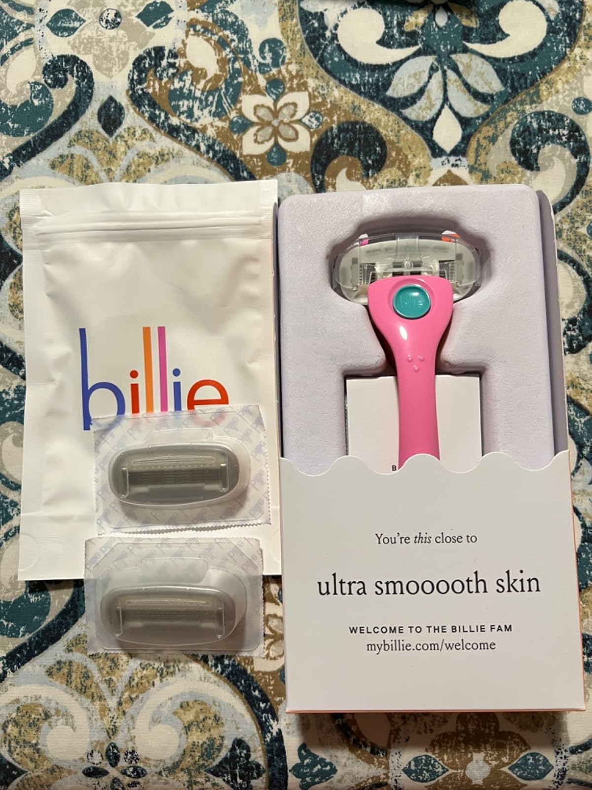 Billie Kit de barbear para mulheres – Navalha feminina + 4 refis de lâmina de 5 lâminas + suporte magnético – Malibu na Amazon