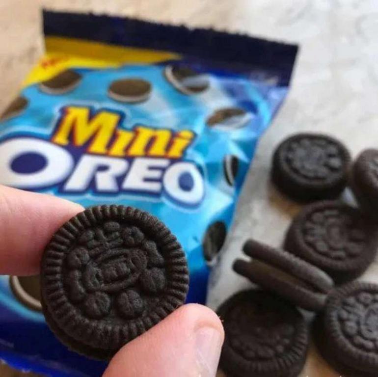 Biscoito recheado Mini Oreo original display com 10 unidades de 35g na Amazon