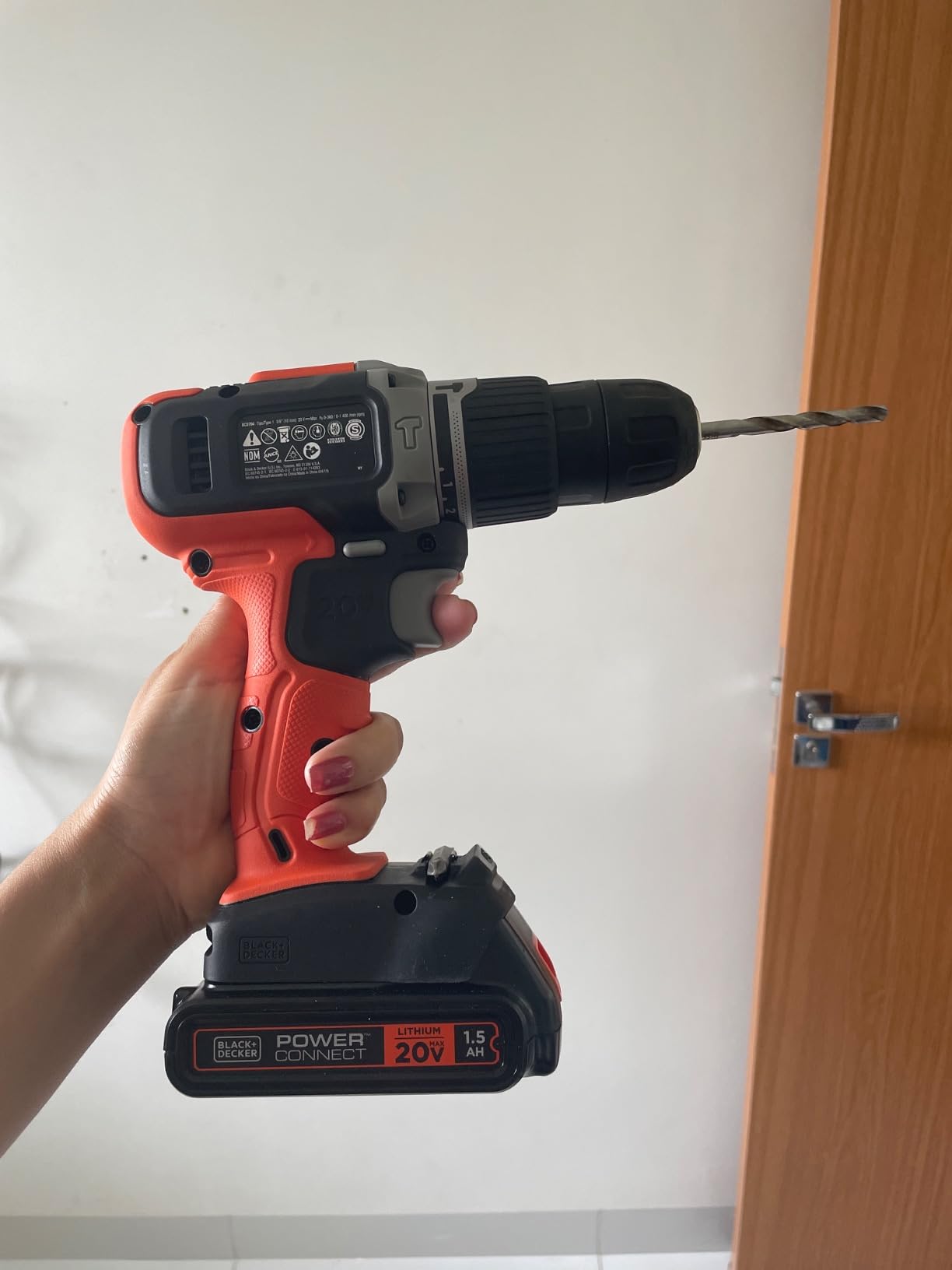BLACK+DECKER Furadeira e Parafusadeira VRR com 2 velocidades, Furadeira de Impacto 360 RPM a 1.400 RPM, 110V, Modelo ‎BCD704C1, 20V na Amazon
