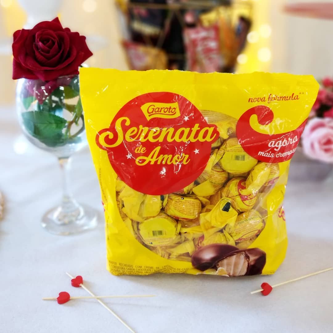Bombom GAROTO Serenata de Amor 825g na Amazon