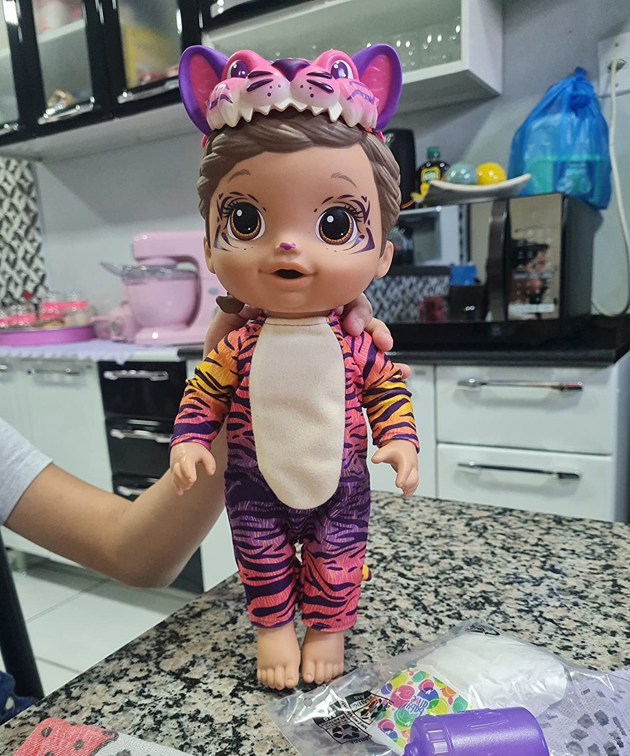 Boneca Baby Alive que Bebe e Faz Xixi – Rainbow Wildcats Tigre (Exclusivo da Amazon) – F1232 – Hasbro, Rosa e roxo. na Amazon