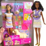 Boneca Barbie Morena Articulada Pets Cachorrinhos Recém-Nascidos, Mattel na Amazon