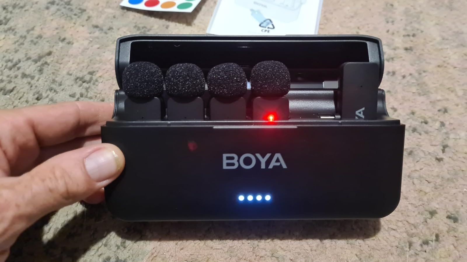 BOYA Microfone de lapela sem fio BY-V4U para iPhone 15/16 Series Tipo C Smartphone com capa de carregamento, microfones de lapela omnidirecional com cancelamento de ruído de 4 canais para gravação de na Amazon BOYA Microfone de lapela sem fio BY-V4U para iPhone 15/16 Series Tipo C Smartphone com capa de carregamento, microfones de lapela omnidirecional com cancelamento de ruído de 4 canais para gravação de na Amazon