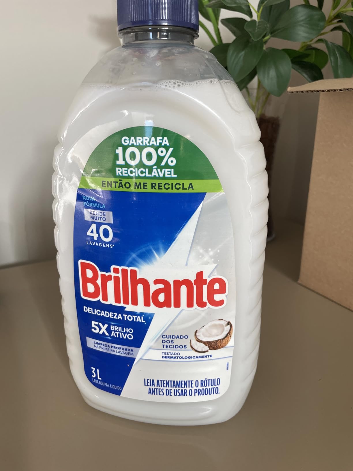 Brilhante Delicadeza Total Lava-Roupas Líquido Roupas Brancas E Coloridas Com Óleo De Coco Natural Galão 3L na Amazon