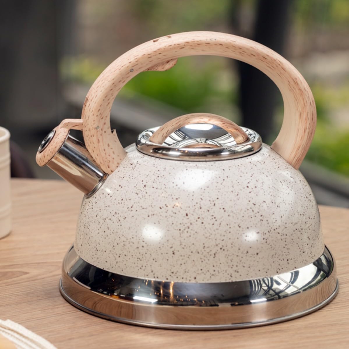 Brinox – Chaleira com Apito 2,7L com Indução Roma – Vanilla na Amazon