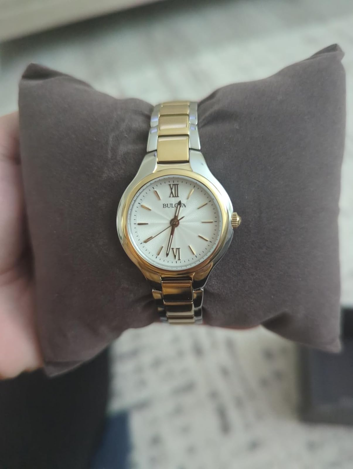 Bulova Relógio feminino clássico de aço inoxidável de quartzo com 3 ponteiros na Amazon