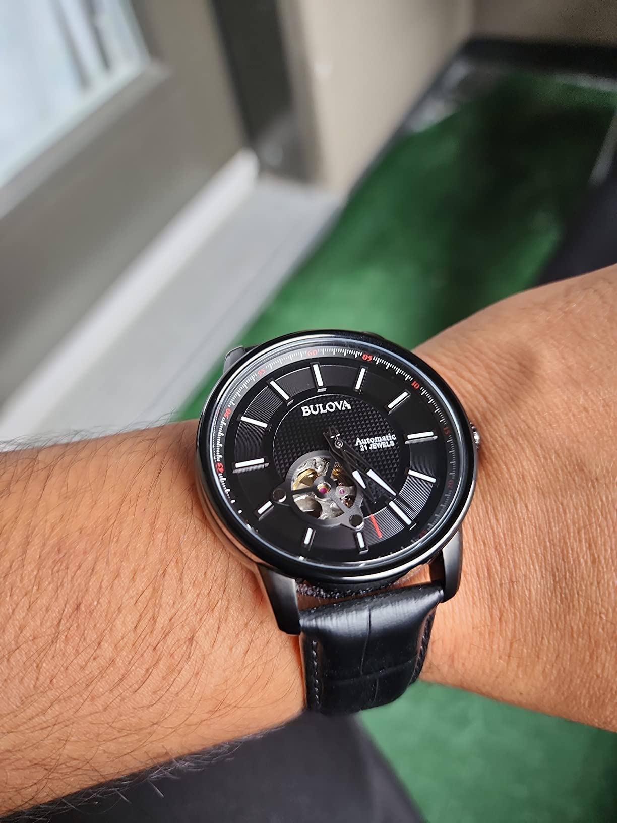 Bulova Relógio masculino clássico automático com pulseira de couro com 3 ponteiros, 21 joias, função de corte, ponteiros e marcadores luminosos, abertura aberta e caixa traseira de exibição na Amazon
