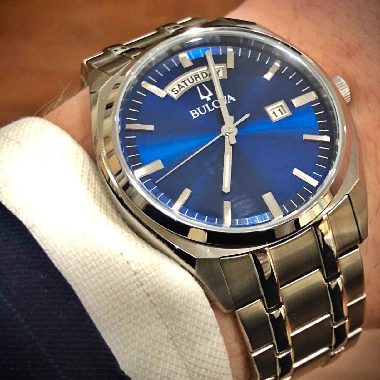 Bulova Relógio masculino clássico Surveyor com 2 ponteiros de quartzo para dia/data, ponteiros luminosos, 39 mm na Amazon