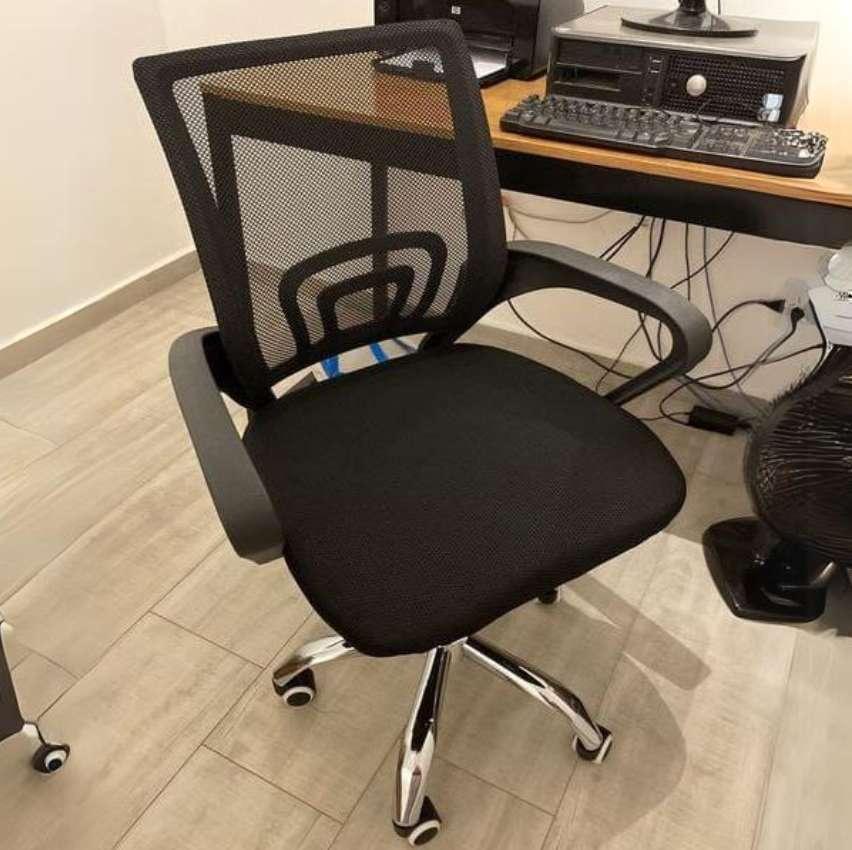 Cadeira De Escritório Com Base Preta Prizi na Amazon