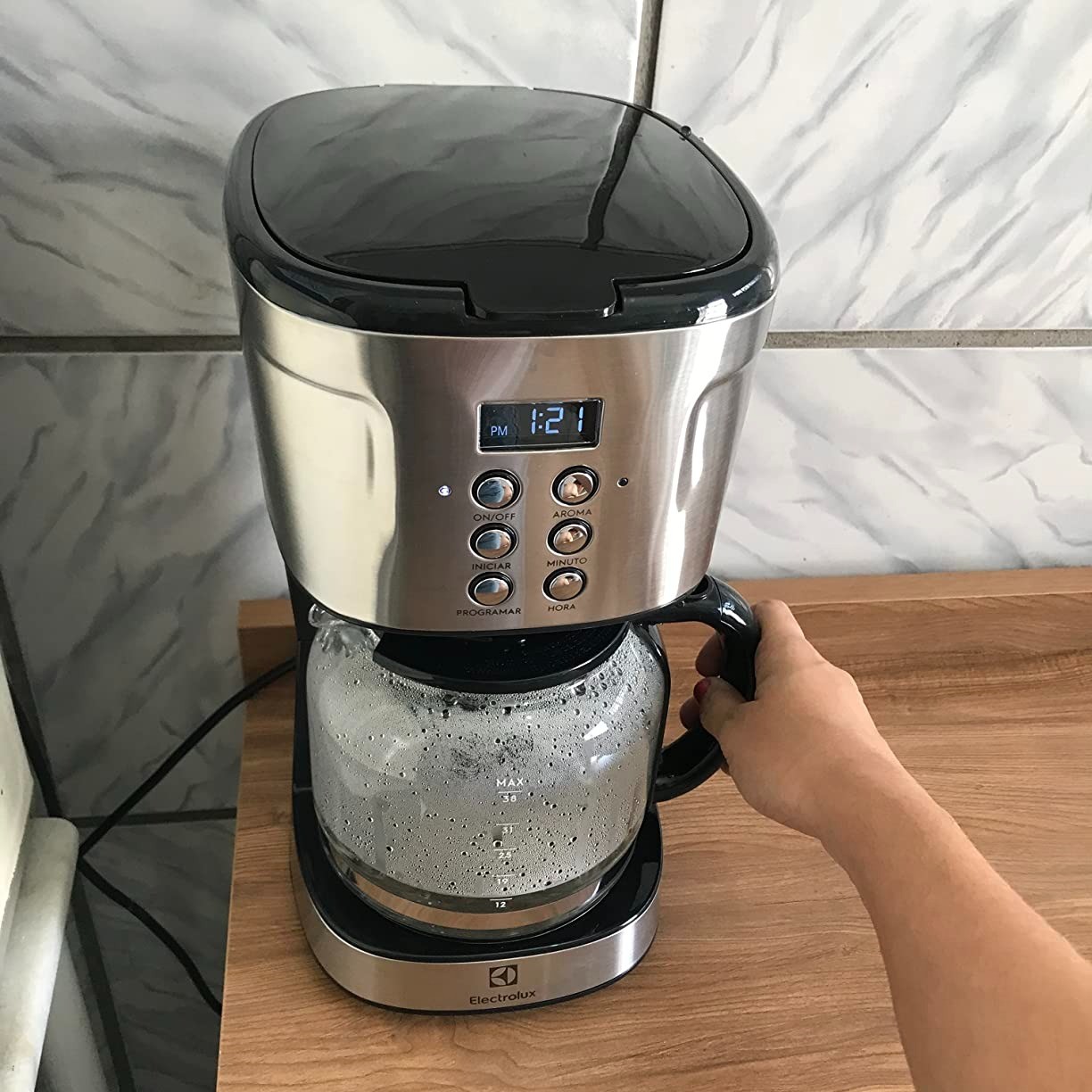Cafeteira Elétrica Electrolux inox filtro permanente removível capacidade 1,5L 38 xicaras função timer painel digital desligamento automatico ECM30 127v na Amazon