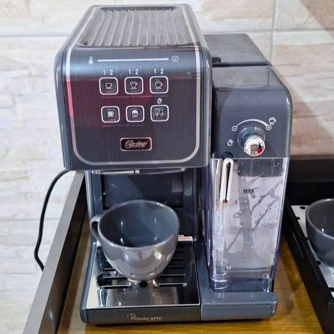 Cafeteira Espresso Oster PrimaLatte Touch, 220V, BVSTEM6801M na Amazon