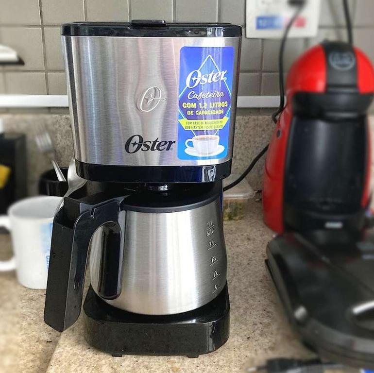 Cafeteira Oster com Jarra Inox, 1,2L, Preta/Inox, 110V, 750W, OCAF650 na Amazon
