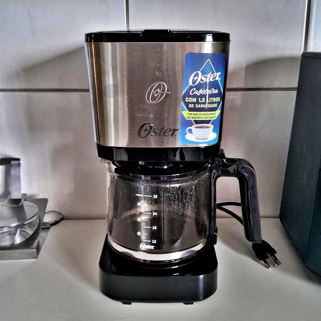 Cafeteira Oster Inox, 1,2L, 110V, Preto/Inox, 750W, OCAF600 na Amazon