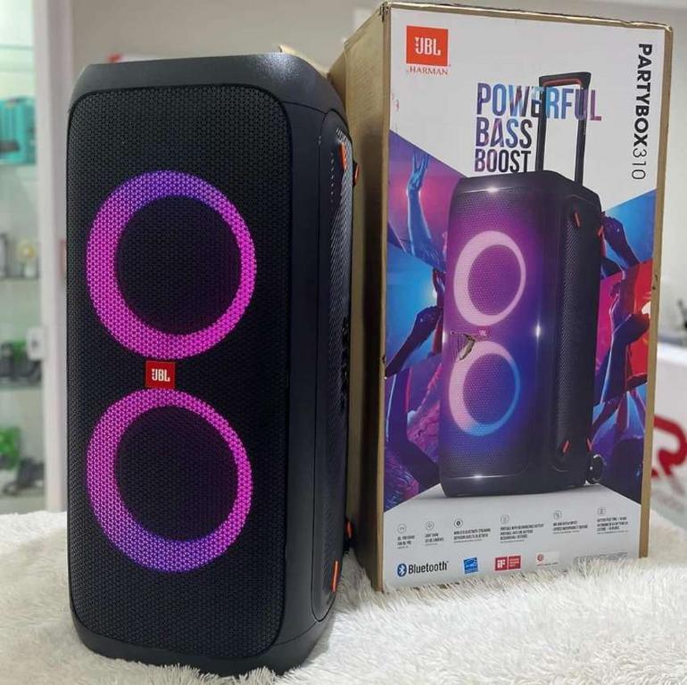 Caixa de Som JBL Partybox 310 240W RMS Bluetooth Bateria até 18 horas IPX4 à prova de respingos Preta na Carrefour