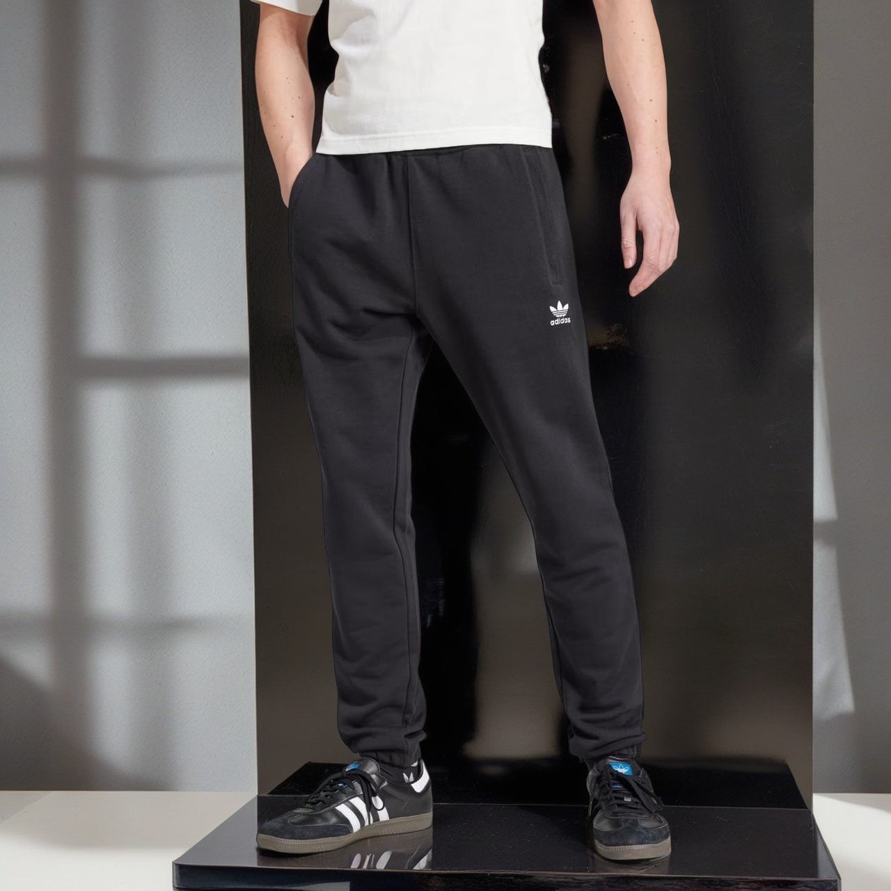 Calça Trefoil Essentials na Adidas