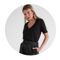 Camiseta Feminina Decote V Manga Curta Preta na Riachuelo