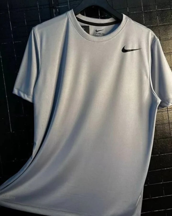 Camiseta Nike Dri-FIT Legend Masculina na Nike