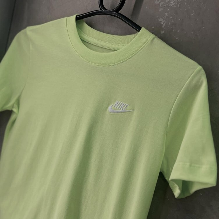 Camiseta Nike Sportswear Club Masculina – Amarelo na Nike