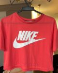 Camiseta Nike Sportswear Essential Feminina – Vermelho na Netshoes