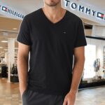 Camiseta Tommy Hilfiger Reta Logo Preta na Dafiti