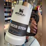 Caneca térmica de cerveja Stanley|0,709L na Amazon
