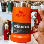 Caneca térmica de cerveja Stanley|0,709L na Amazon